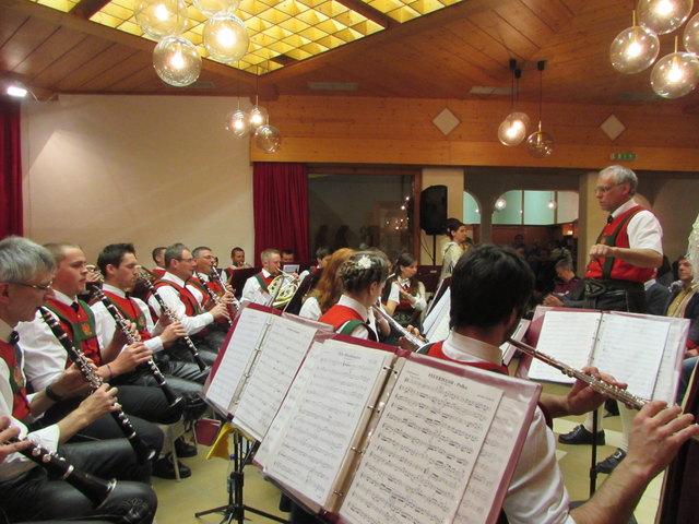 Die Musikkapelle Strengen unter der Leitung von Josef Schwenninger beim Abend der Blasmusik.