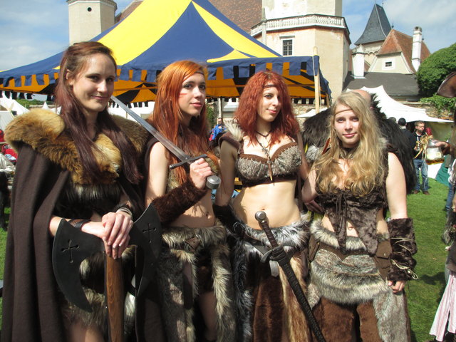 Zünftiges Burgtreiben mit Alena, Johanna und 2 Julias