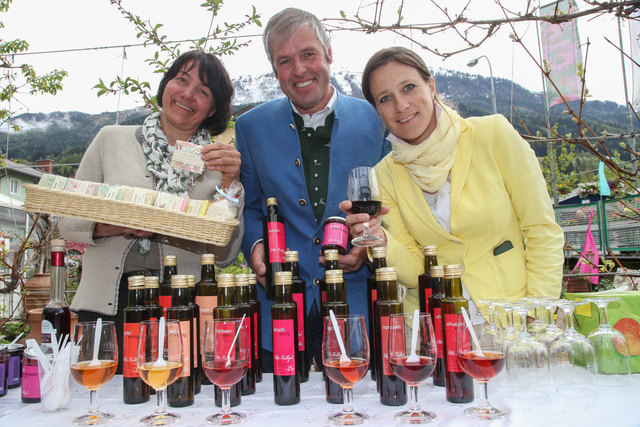 Anna Brandner aus Bischofshofen mit ihren Kirchblütenseifen, Peter Rathgeb aus Goldegg mit seinen Kirschessigkreationen und Ulli Grabler (Landwirtschaftskammer Salzburg)