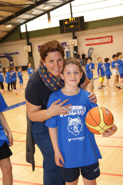 "Das ist wirklich eine coole Aktion!", freut sich der 9-jährige Matthias mit seiner Mutter über das Basketball-Projekt.