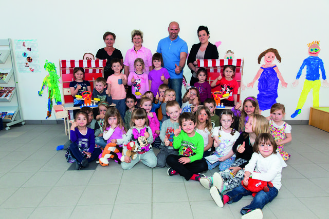 SPÖ-Vizebürgermeisterin Regina Habith (2. v. l., hinten) und Parteivorsitzender Markus Kirchmair (Mitte, hinten) übergaben einen Kaufmannsladen an die Kinder. | Foto: Harald Topf