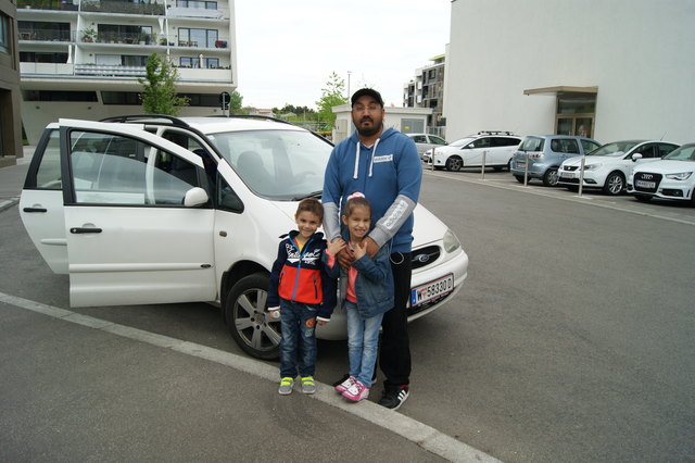 Herr Mahal hat keine andere Möglichkeit, als mit dem Auto Paula und Jagi vom Kindergarten abzuholen.