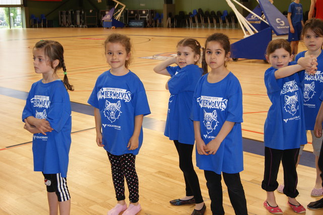 Azi (2.v.l.), Nicola (3.v.l.) und Helana (3.v.r.) waren etwas eingeschüchtert von der Aufmerksamkeit.