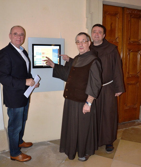 Tourismusobmann StR Sepp Sailer freut sich mit Br. Leopold Blattnig und Stadtpfarrer P. Thomas Lackner über das neue Informationsterminal in der Basilka. | Foto: Sesa