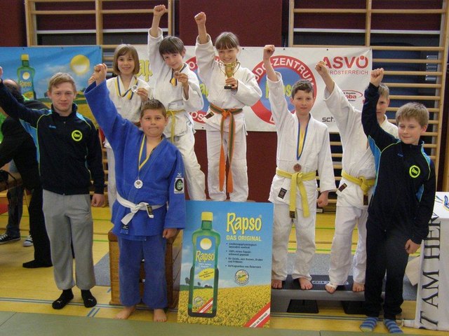 V.li.: Stefan Autengruber, Daniel Holy, Sonja Falkner, Philipp Schabetsberger (Silber), Ronja Harrer (Gold), Simon Rath (Bronze) und die Fünftplatzierten Lukas Schabetsberger und Mathias Haim.