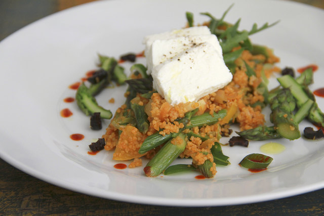 Ein Spargel-Couscous-Salat: ein Rezepttipp vom Spargelhof Stöttinger aus der Stadtgemeinde Leonding. | Foto: Stöttinger