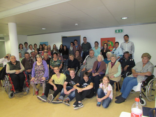 Freuten sich über die Zusammenarbeit: BewohnerInnen des Pflegeheimes Santa Katharina in Ried und die SchülerInnen der PTS Prutz.