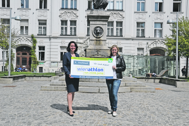 Daisy Birtalan (r.) wird beim Wienathlon von VP-Bezirksvorsteherin Veronika Mickel-Göttfert unterstützt.