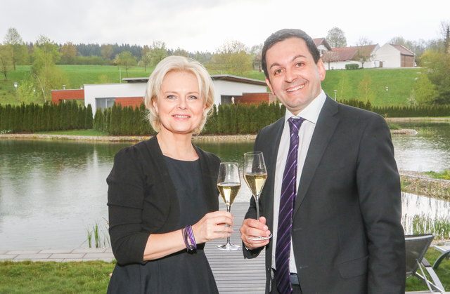 Kammersängerin Ildiko Raimondi mit Geinberg-Marketingleiter Wolfgang Niederhauser. | Foto: Pressefoto Scharinger