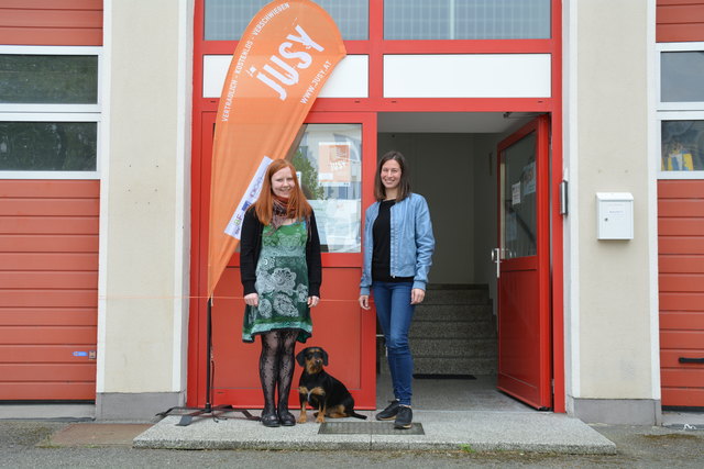 Anna Oberleitner, Hündin Akira und Manuela Zimprich freuen sich auf viele Besucher im JUSY am Rathausplatz in Wieselburg.