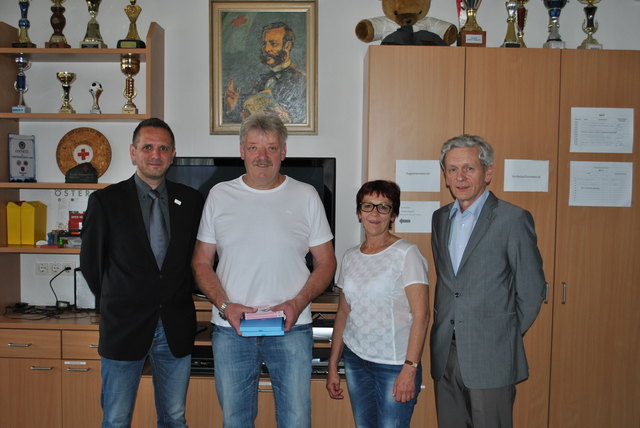 Gewinnübergabe: Blutspendezentrale-Gebietsleiter Christoph Diabl, Richard und Silvia Schranz, sowie Rotkreuz-Bezirksstellenleiter Rudolf Luipersbeck