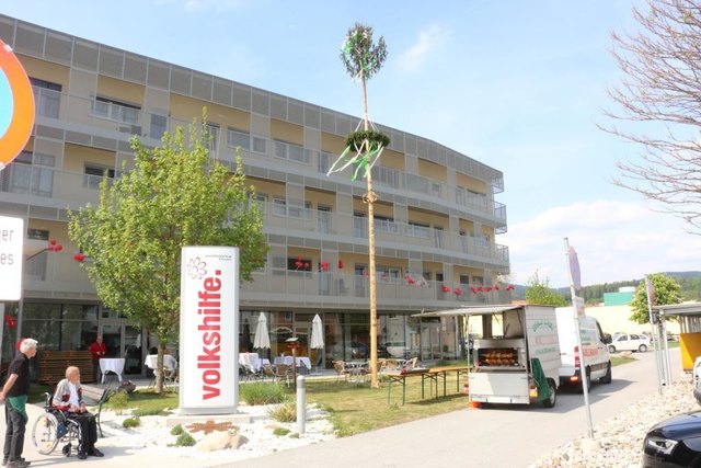 Erstmals nach fünfjährigem Bestehen ziert das Volkshilfe Seniorenzentrum in Köflach ein Maibaum. | Foto: FOTO KOREN