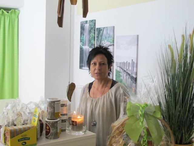 Anita Hermann bietet im ihrem Geschäft am Voitsberger Hauptplatz eine breite Palette natürlicher Produkte an. | Foto: KK