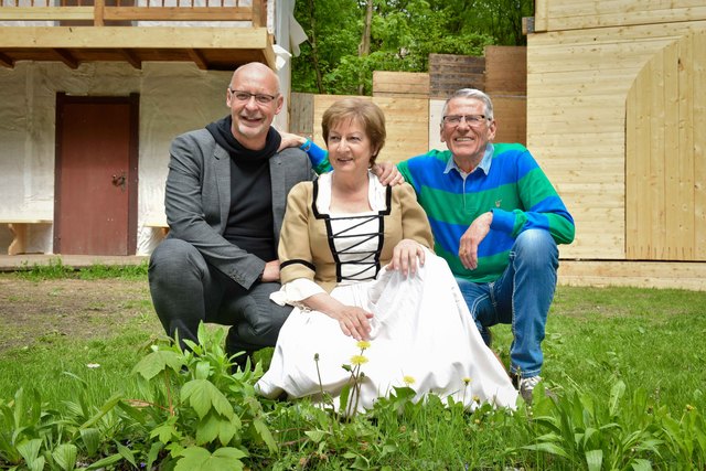 Johannes Reitmeier, Obfrau Claudia Lugger und Regisseur Peppi Pittl (v. l.) am Schlossberg. | Foto: Grießenböck