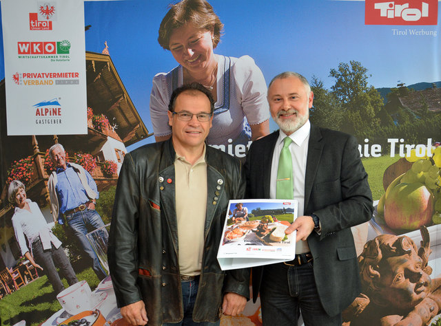 Der Leiter der Tourismusabteilung des Landes Tirol, Gerhard Föger (rechts), gratuliert Obmann Armin Falkner zur Betriebsoffensive im Tourismusverband Tiroler Oberland. | Foto: Foto: Land Tirol/Wikipil
