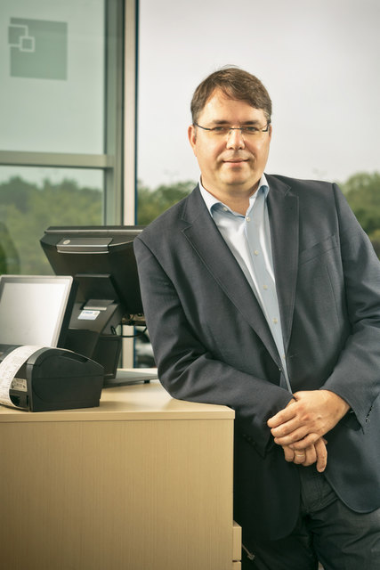 ETRON-Geschäftsführer Markus Zoglauer verzahnt Online- und Offline-Kanäle mit seinen Rundumlösungen: vom Kassensystem bis zum Online-Shop. So erfolgreich, dass er expandiert und im März in den Wiener IT-Cluster Inno-Center übersiedelte. | Foto: Jürgen Skarwan