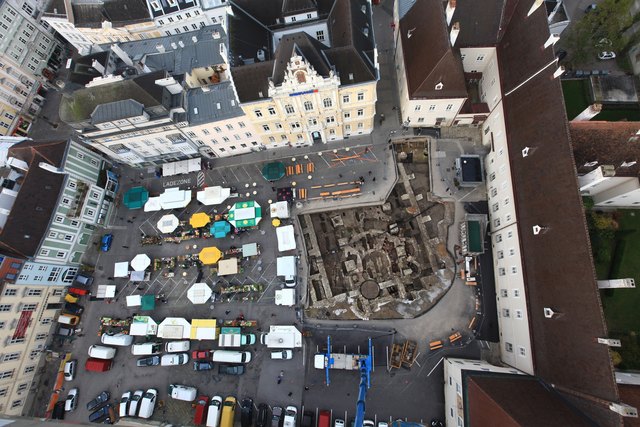 Über 750 Jahre lang wurde der Domplatz als Friedhof genutzt. Seit 2010 durchgeführte archäologische Grabungen, die für die Neugestaltung des Platzes unerlässlich sind, förderten bislang die Überreste von 6.715 Menschen zutage. | Foto: mss/Stefan Fuchs