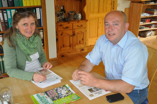 Der Leiter der Forstlichen Ausbildungsstätte Johann Zöscher im Gespräch mit Redaktionsleiterin Isabella Friessnegg | Foto: WOCHE
