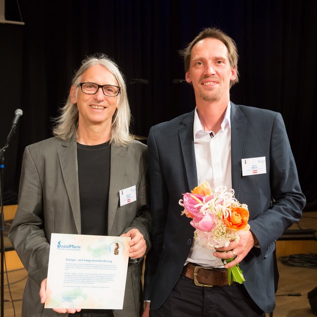 GR Richard Götz (Grüne) und komm!unity-GF Klaus Ritzer freuen sich über die Anerkennung.