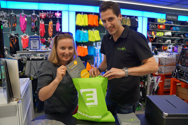 Die WOCHE-Trinkflasche, Stärkung und tolle Infos füllen das heutige Startersackerl