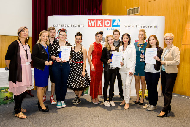 Traudi Daschill, Ulrike Rabmer-Koller, die Siegerinnen mit ihren Modellen, Erika Rainer und Doris Hummer (v.l.).
