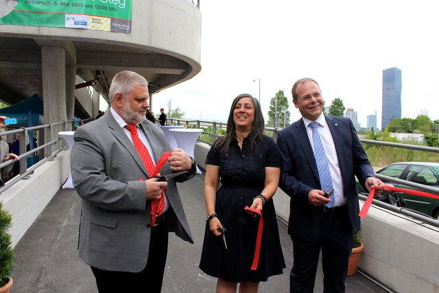Bezirksvorsteher Karlheinz Hora mit Vizebürgermeisterin Maria Vassilakou und MA29 Chef Hermann Papouschek bei der Eröffnung