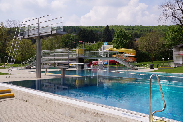 Sprungturm, Rutsche, Sportkäfig und Strömungskanal im Wienerwaldbad sind sommer-fit. | Foto: Archivfoto: Waculik