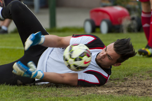 Ersatzgoalie Simon Winkler beim Aufwärmen vor Matchbeginn.