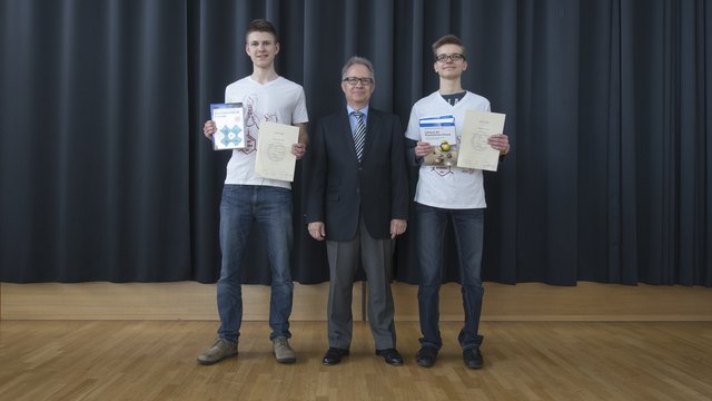 Matthias Kaltenböck (links) und Christian Sonnleitner (rechts) freuten sich mit Wolfgang Lux (WKOÖ) über den Erfolg. Foto: WKOÖ