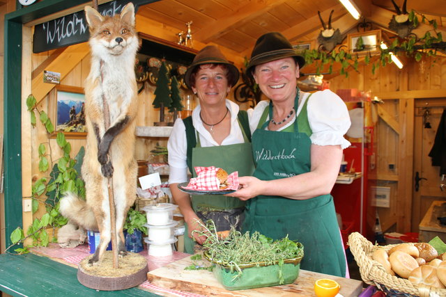 Wild-Burger gab es bei Christine Weber und Burgi Schernthaner.