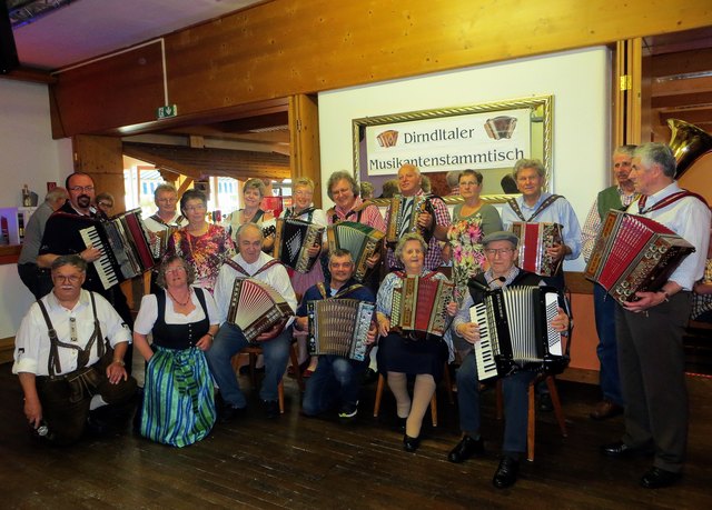 Stammtischteam mit Stammtischmusikanten