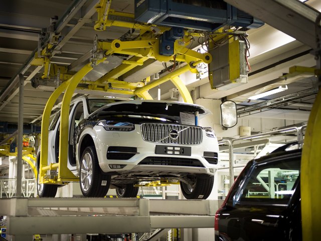 Die Composite-Blattfedern für den neuen Volvo XC90 werden auf Anlagen von Langzauner aus Lambrechten gefertigt. | Foto: Volvo