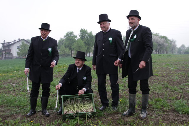 Trotz des schwierigen Wetters am 3. Mai konnte der zeremonielle Spargelanstich in Rufling von den Offiziellen des der Confrerie Asparagia plangemäß vollzogen werden,