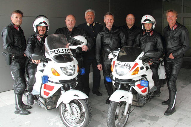 Chefinspektor Gerhard Auinger (Bildmitte in Uniform) mit den Motorradpolizisten des Bezirkes Kirchdorf/Krems.