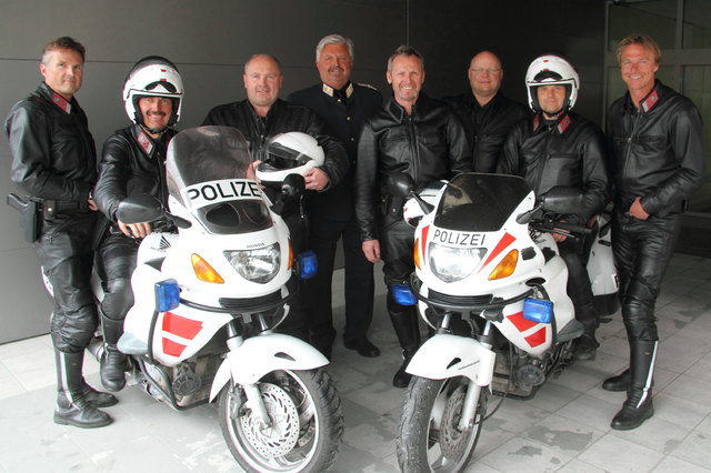 Chefinspektor Gerhard Auinger (Bildmitte in Uniform) mit den Motorradpolizisten des Bezirkes Kirchdorf/Krems. | Foto: Foto: Polizei