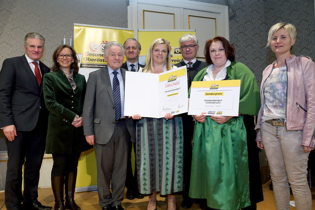 Landeshauptmann Josef Pühringer überreichte den Preis den Vertretern der Gesunden Gemeinde Frankenmarkt. | Foto: Land OÖ/Kauder