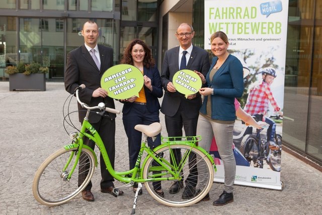 GF Christian Bevelander (Raiffeisen Werbung Tirol), LHStv. Ingrid Felipe, LT-Vizepräsident Bgm. Anton Mattle und GF Anna Schwerzler (Klimabündnis Tirol). | Foto: Klimabündnis Tirol/Lechner