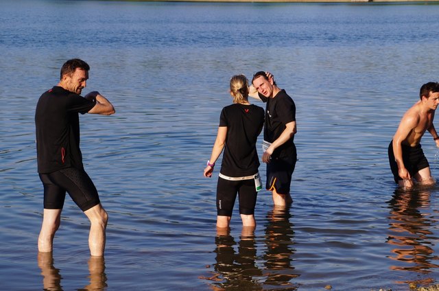Bilder: Nach dem WOCHE E-Businessmarathon ab ins kühle Wasser.