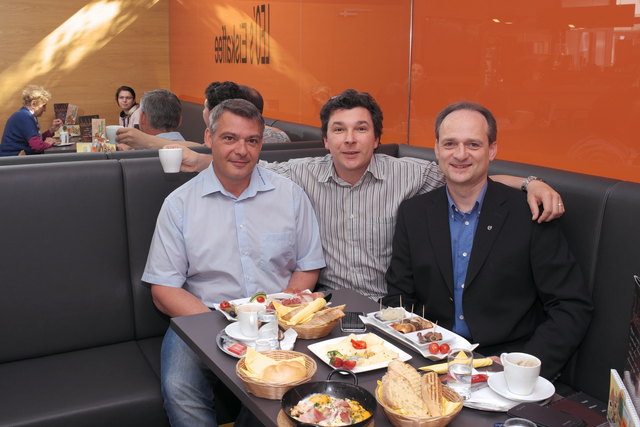 Businessbrunch: Alexander Rath (l.), Redakteur Thomas Santrucek (M.) und Christian Rath (r.) im Gespräch.