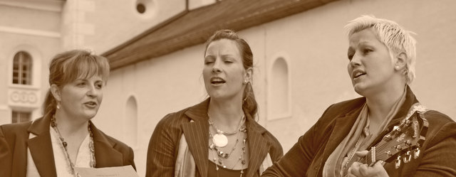 Gudrun Stamzar - vocals, Karin Ottowitz - vocals und Sabine Rusch - Gitarre und vocals (v.l.) | Foto: Potocnik