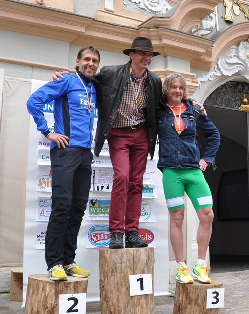 Hans Funder, extrem cool, mit Lederjacke und breitem Hut, hier bei der Siegerehrung seiner Age Group +45 mit Arno Andrejcic (blaue Jacke) und Gerald Kulnik