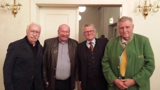 Heurigenstadtrat Bertl Holub, FPÖ-Kulturpapst Wolfgang Peter Wimmer, KO Bez.R. Michael Eischer und Zeitungsherausgeber Wolfgang E. Schulz