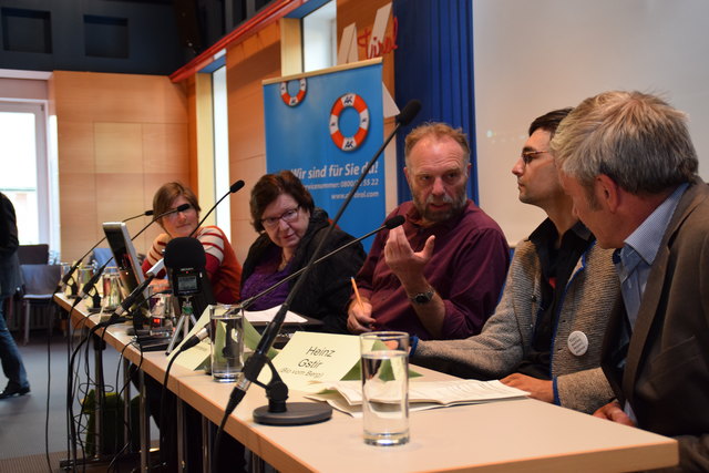 Die Podiumsdiskussion leitete der Soziologe Markus Schermer. Dabei waren u.a. Vertreterinnen von "Attac" und der "Slow Food"-Bewegung.