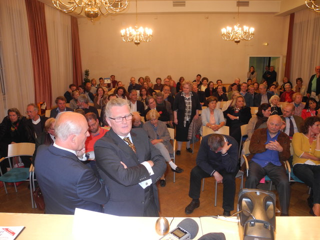 Der Andrang zu dieser Veranstaltung war enorm, ein gutes Zeichen das sich Döblings Bevölkerung um den Bezirk sorgt und mitreden will.