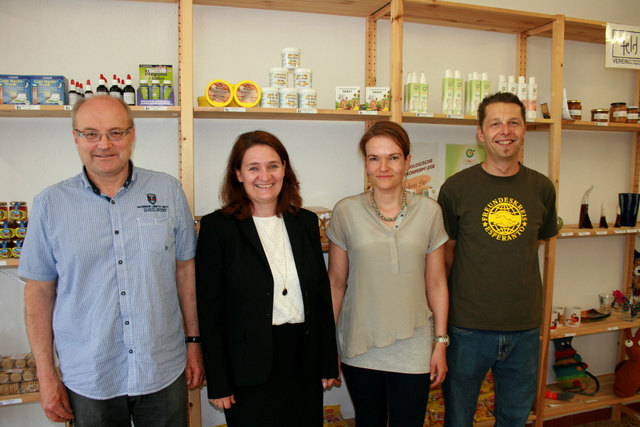 Günther Stürz (AMS Geschäftsstellenleiter), IQ Projektkoordinatorin Elisabeth Samwald, Lernhilfe Simone Huber und Martin Simperl (AMS). | Foto: ibisacam/Bögöthy