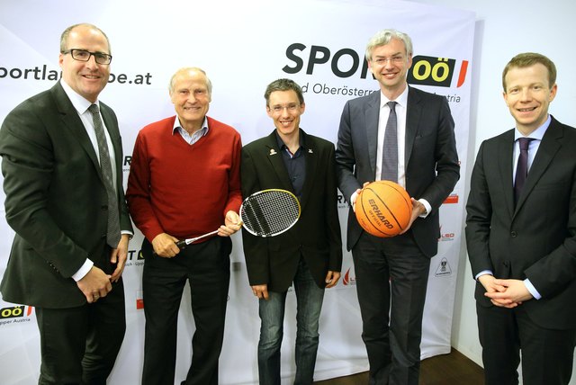 v.l.: Gerhard Rumetshofer (Landessportdirektor), Jürgen Weineck (Sportwissenschafter und Buchautor), Günther Weidlinger (Olympiateilnehmer und Rekordhalter im Langstreckenlauf), Wirtschafts- und Sport-Landesrat Michael Strugl und Paul Eiselsberg (IMAS).
