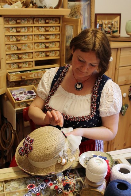 Die Zwirnknopfmacherin Sabine Krump aus Ried in der Riedmark ist eine der Trainerinnen bei den KREATIV-WERK-TAGEN auf Schloss Weinberg in Kefermarkt.