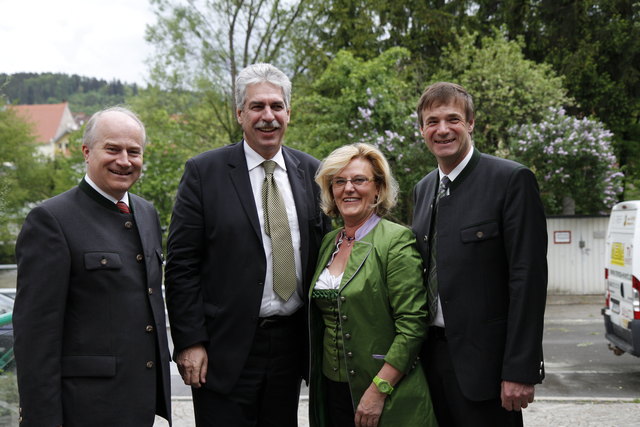 Finanzminister Hans Jörg Schelling mit LR Hans Seitinger, BO Rosi Folger-Zöhrer und BR Fritz Reisinger. | Foto: Foto: Trois