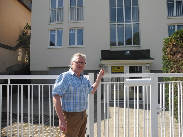 KO Bez.R Michael Eischer vor der aufgelassenen Botschaft in Neustift am Walde