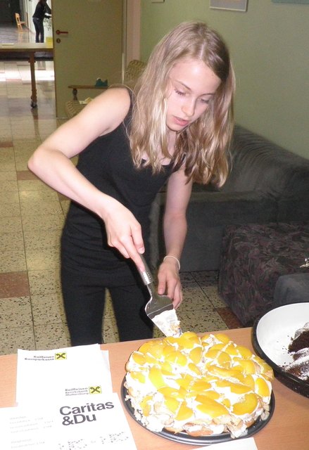 Die SchülerInnen lockten mit süßen Versuchungen für den guten Zweck. | Foto: NMS Neudörfl